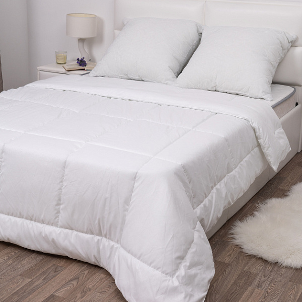 Одеяло "Шарм" однотонное полиэфирное волокно облегченное (1,5 спальный)