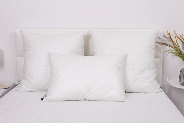 Подушка "Лебяжий пух" (на молнии) Премиум (48х68)